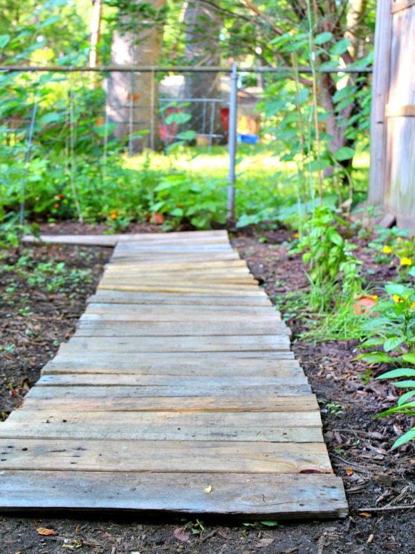 Wood Pallet Garden Walkway